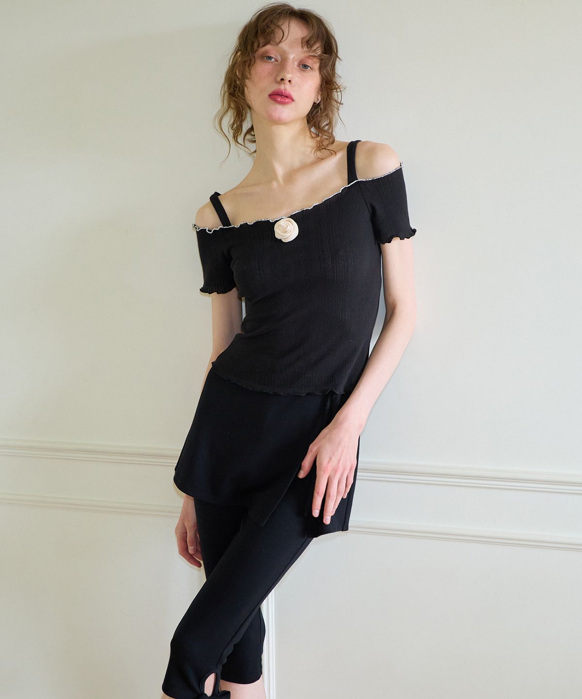 살롱 드 욘(SALON DE YOHN) Corsage Point Strap Off Shoulder T_ Black