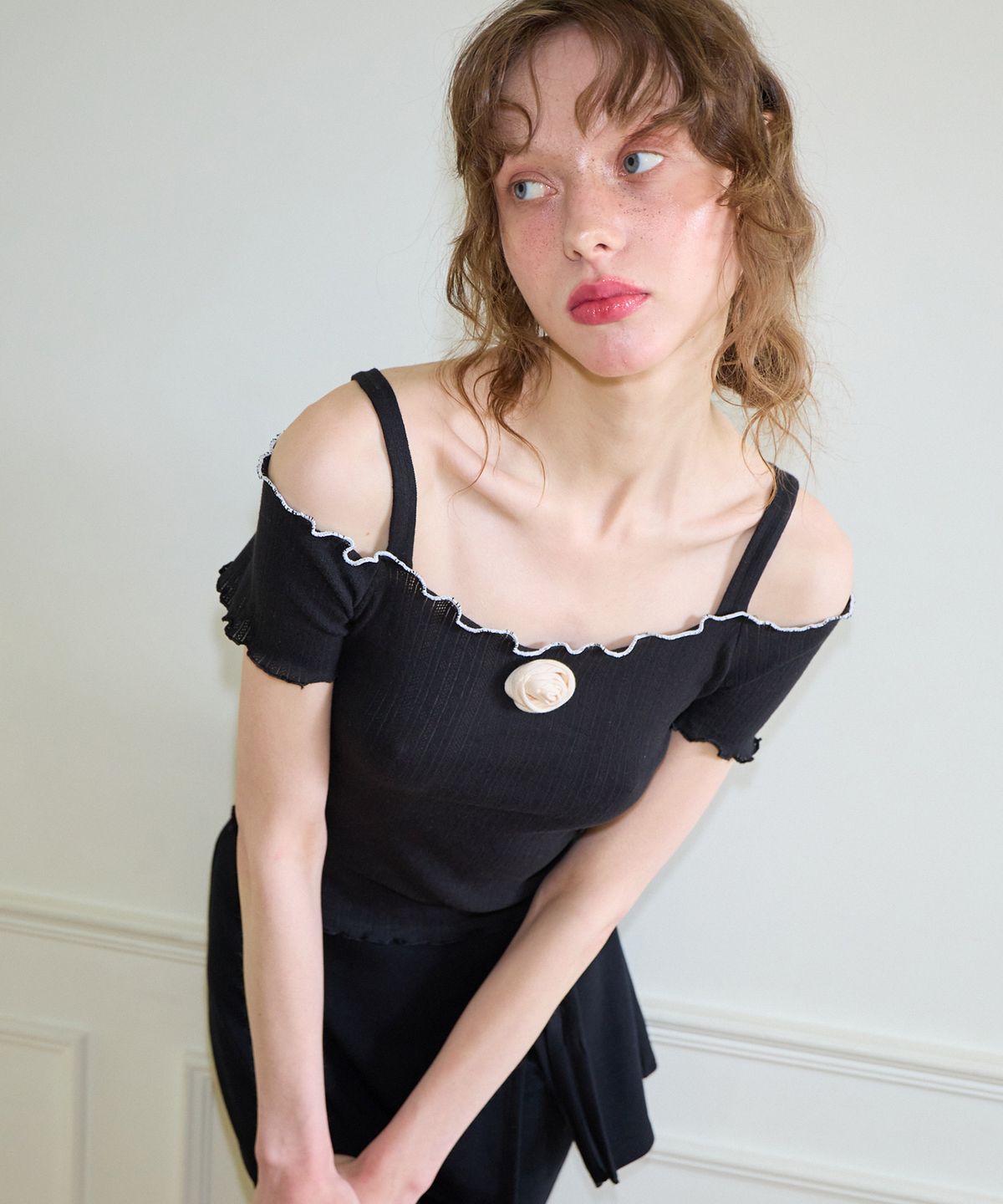 살롱 드 욘(SALON DE YOHN) Corsage Point Strap Off Shoulder T_ Black