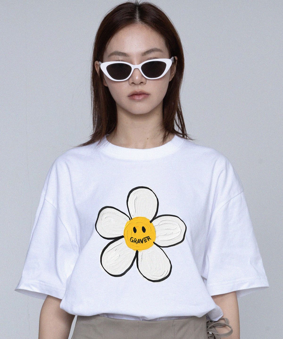 그레이버(GRAVER) [UNISEX]페인팅 빅 플라워도트 반팔티_화이트