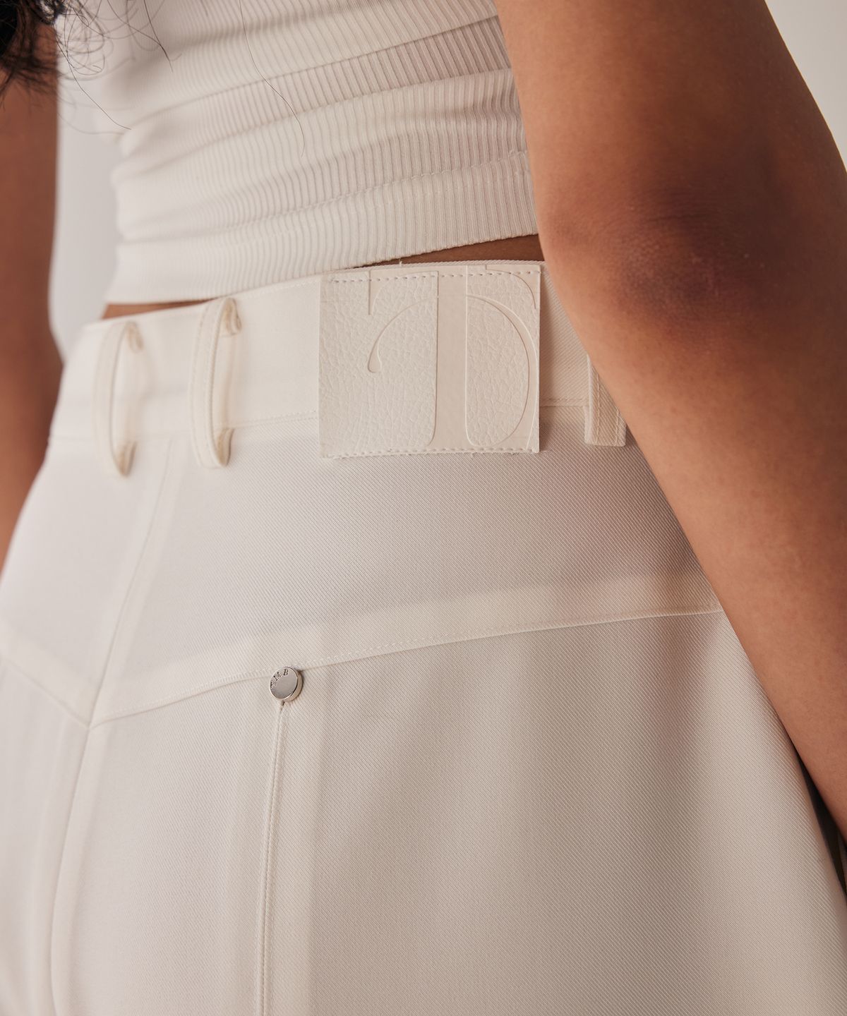 트리밍버드(TREEMINGBIRD) Rivet Slit Trouser [ White ]