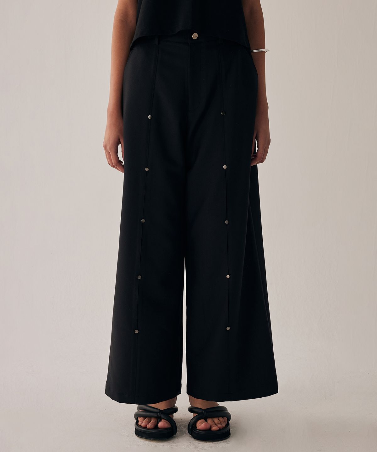 트리밍버드(TREEMINGBIRD) Rivet Slit Trouser [ Black ]