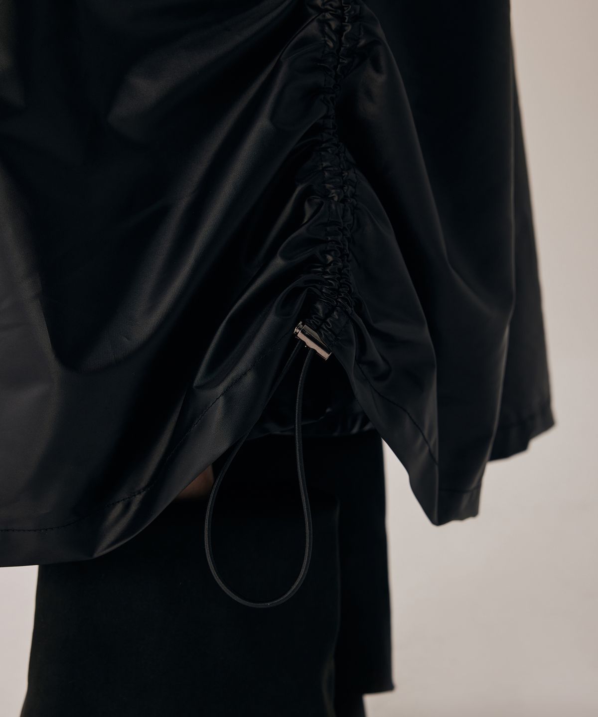 트리밍버드(TREEMINGBIRD) Shirring Layered Long Skirt [ Black ]