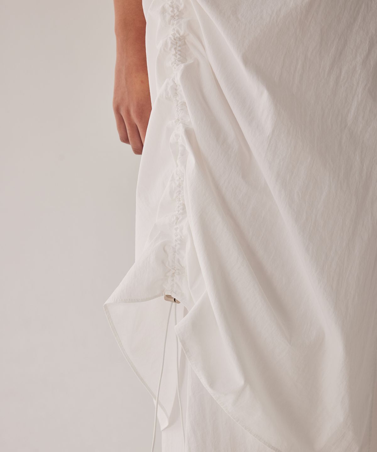 트리밍버드(TREEMINGBIRD) Belted Shirring Wrap One-piece [ White ]