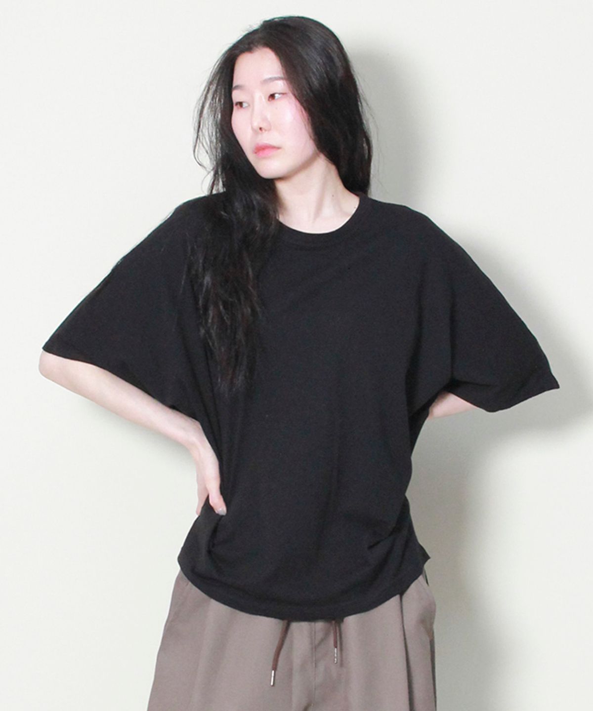 드마크(DEMARC) 미디움 핏 돌먼 슬리브 반팔티 블랙