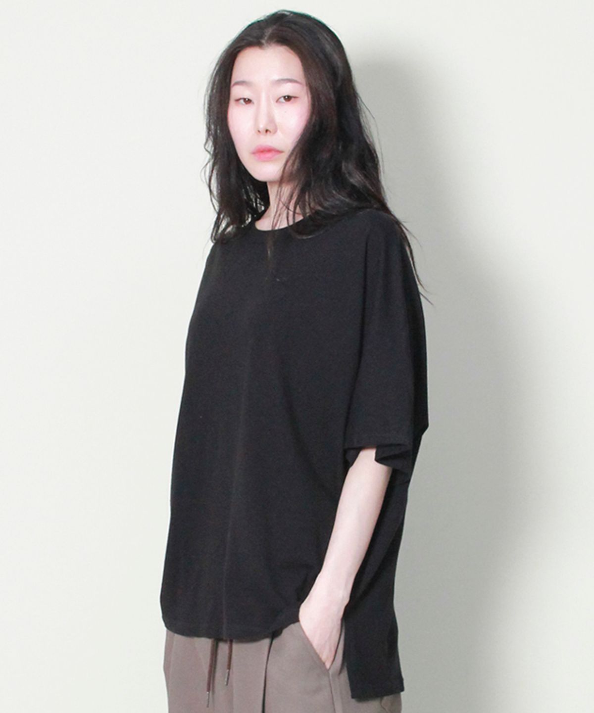 드마크(DEMARC) 미디움 핏 돌먼 슬리브 반팔티 블랙