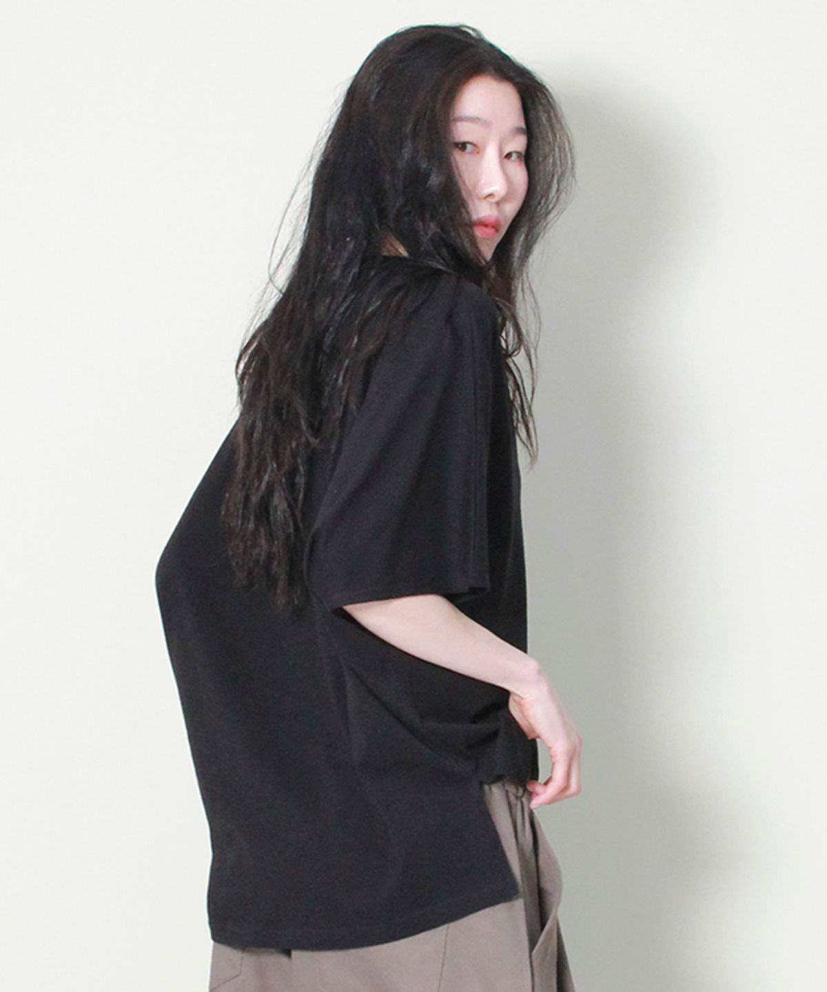 드마크(DEMARC) 미디움 핏 돌먼 슬리브 반팔티 블랙