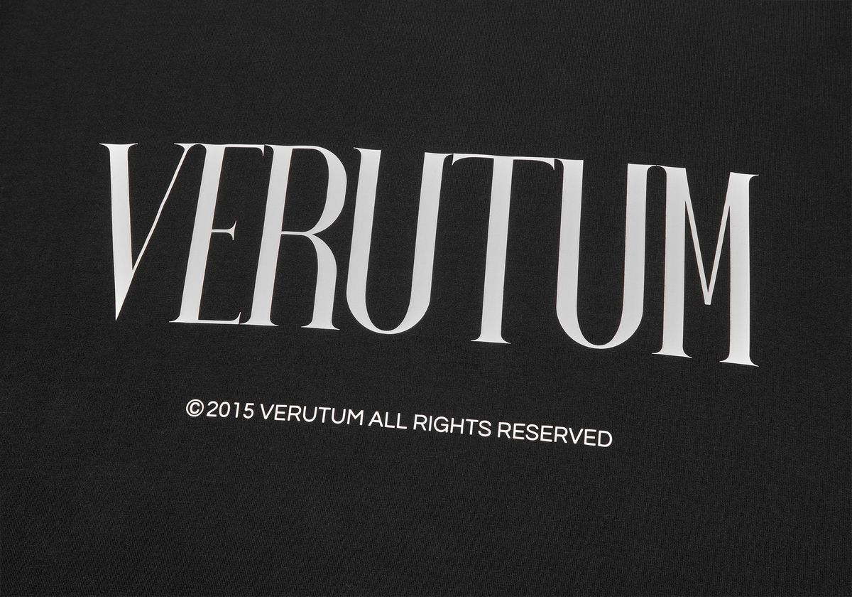 베루툼(VERUTUM) 세리프 백 로고 티셔츠 블랙