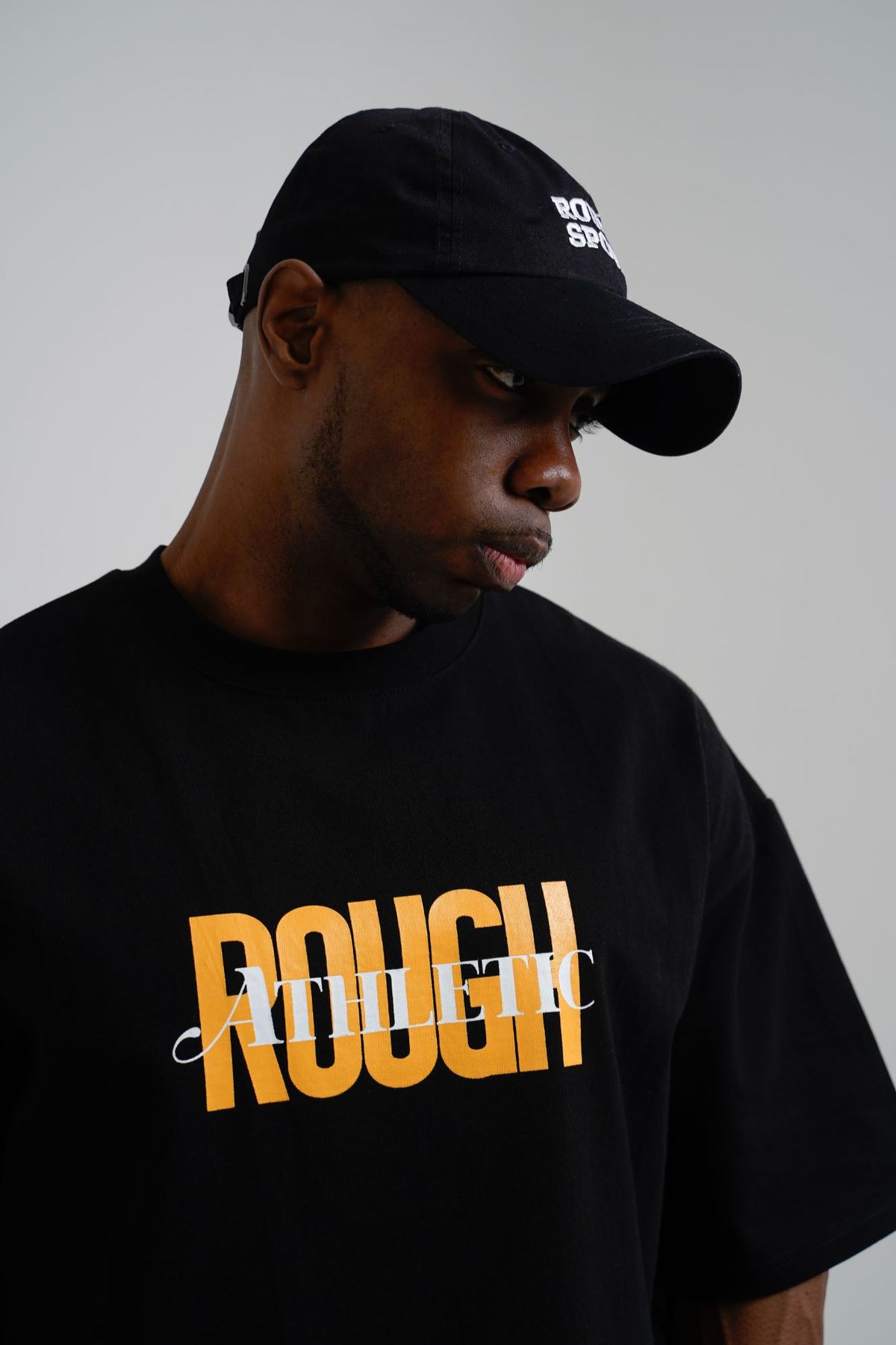 러프 애슬레틱(ROUGH ATHLETIC) [헤비코튼] 러프 오버랩 로고 티셔츠-Black