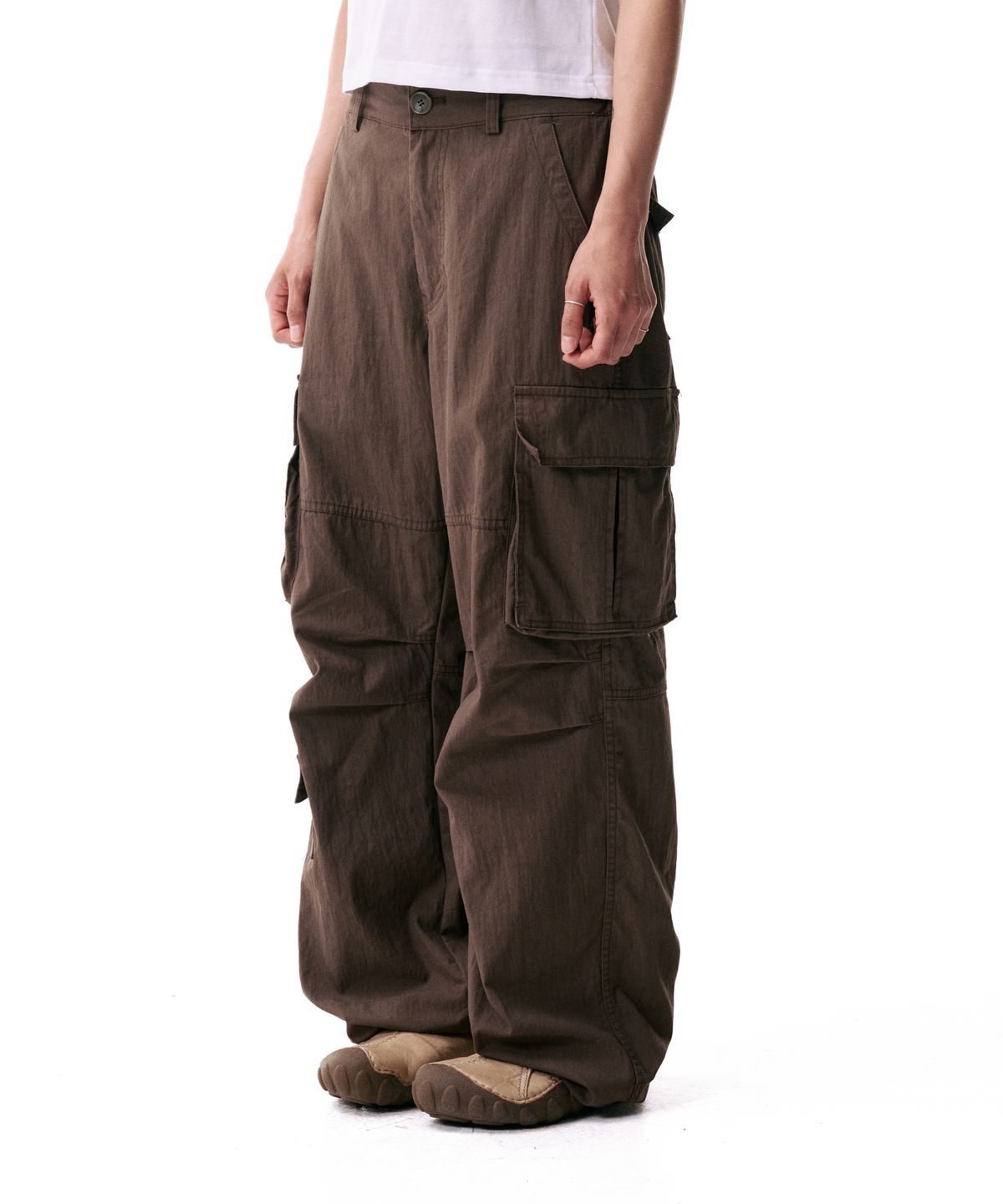 아캄(AAKAM) Textured Side Pocket Cargo Pants (Brown)