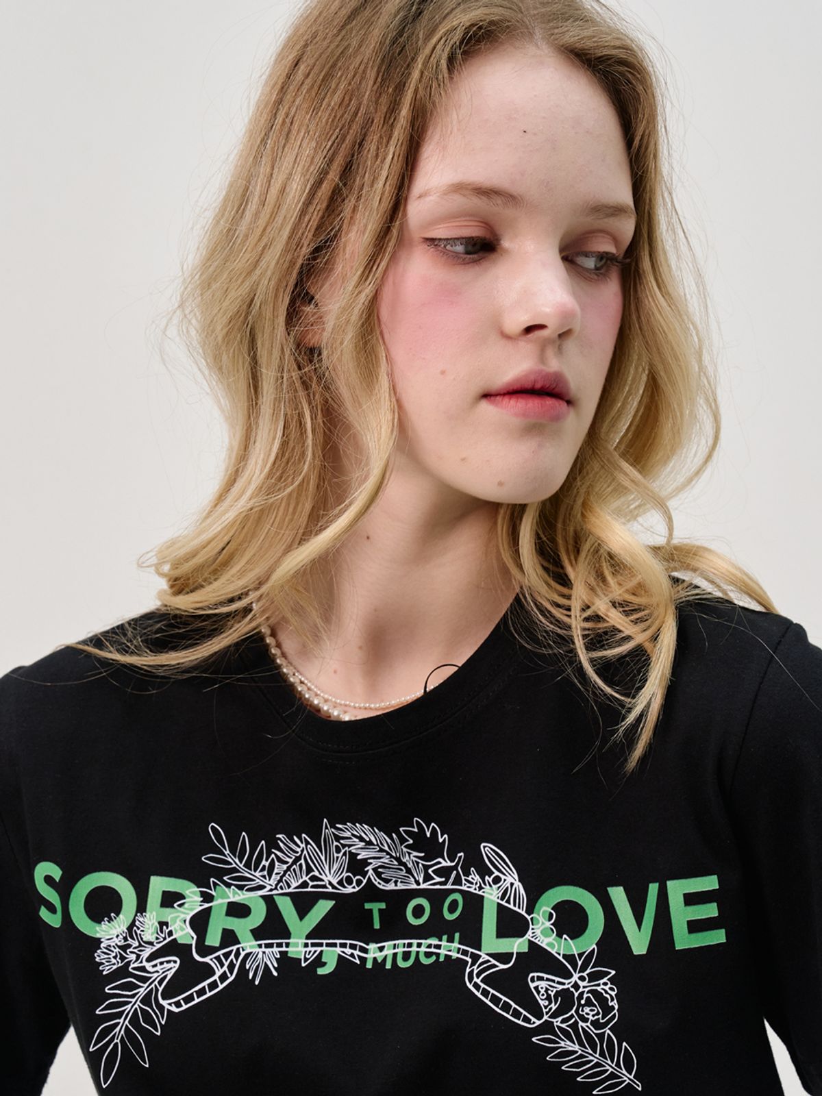 쏘리, 투 머치 러브(SORRY, TOO MUCH LOVE) 플라워 쏘럽 로그 반팔 티셔츠_블랙
