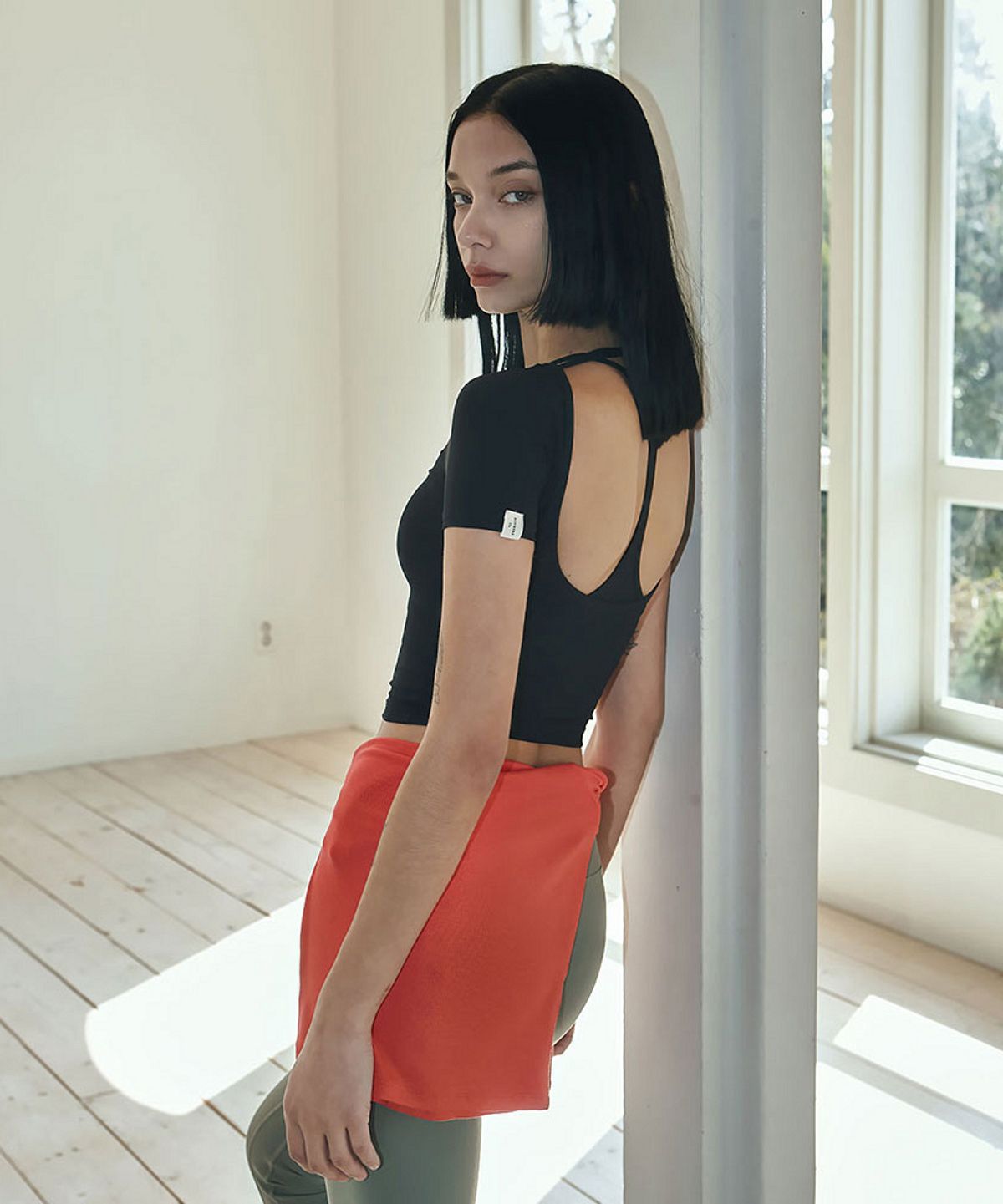 데비웨어(DEVIWEAR) 오픈백 스트랩 숏슬리브 DEVI-T0107-블랙