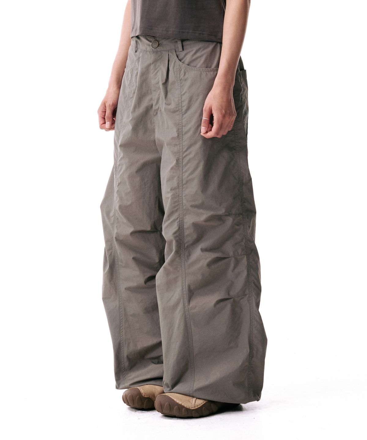 아캄(AAKAM) 98 Printed Knee Pin-tuck Nylon Pants (Khaki)