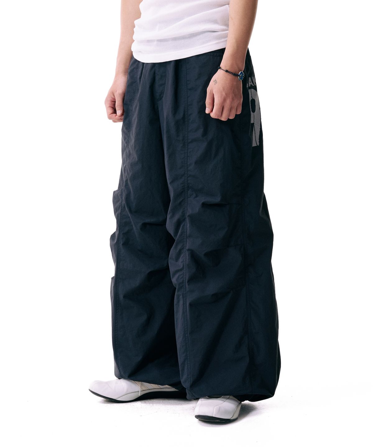 아캄(AAKAM) 98 Printed Knee Pin-tuck Nylon Pants (Black)