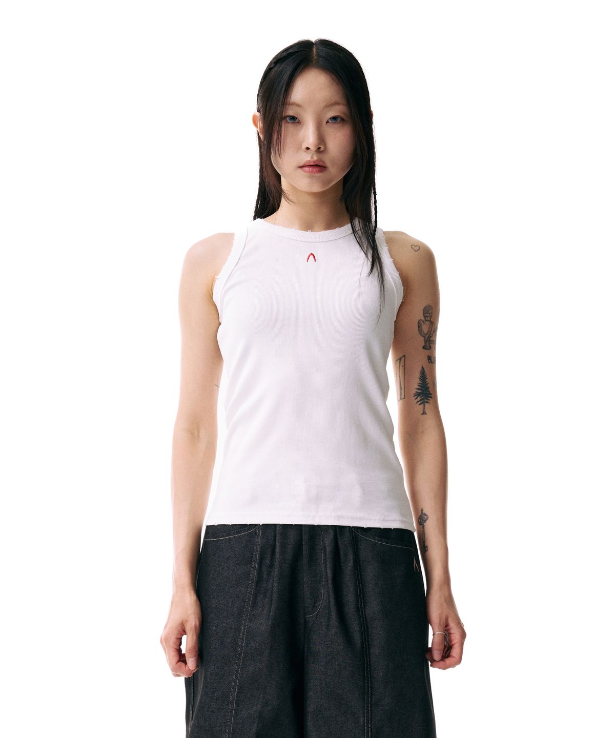 아캄(AAKAM) Distressed Logo Sleeveless (White)
