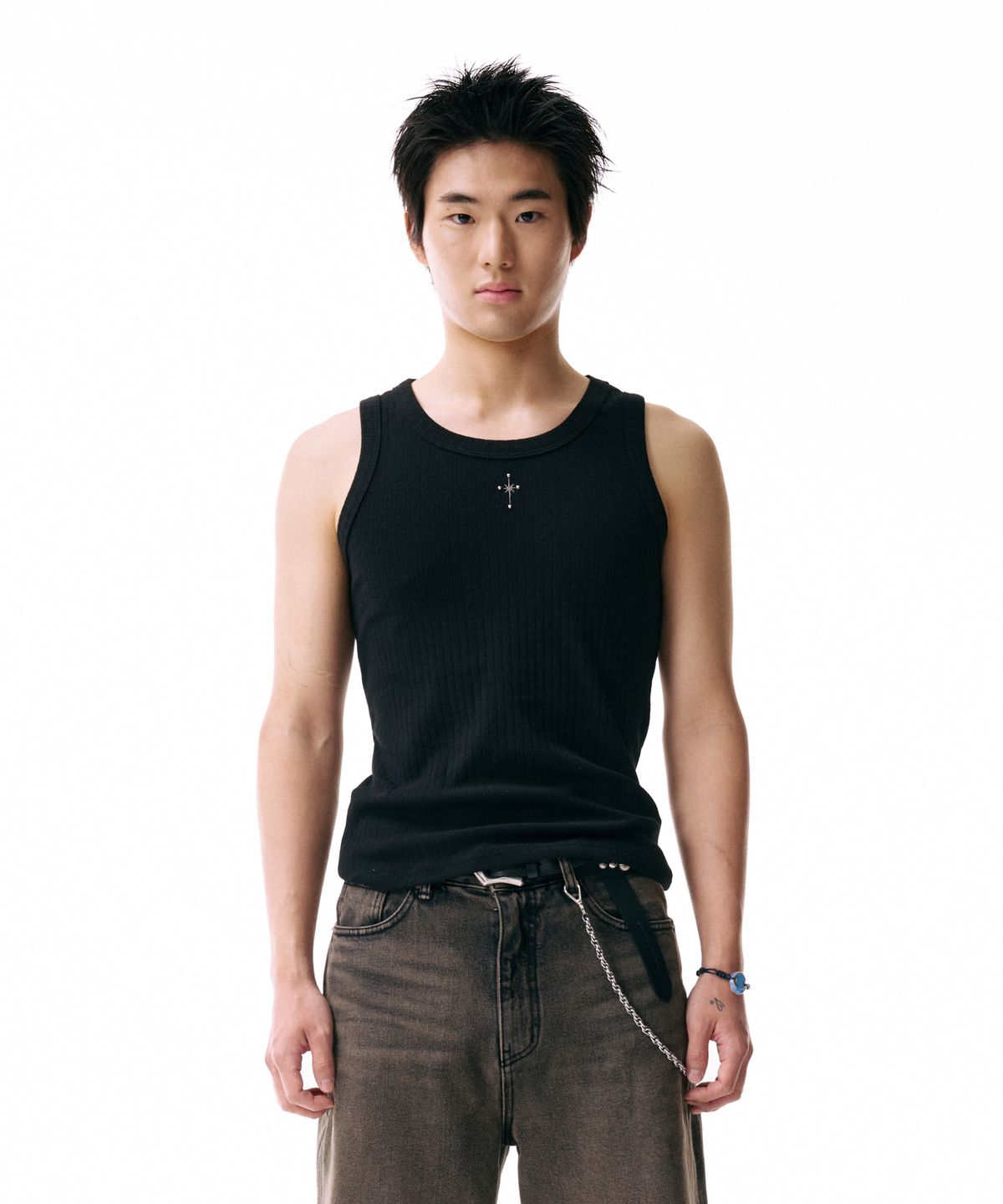 이우가마카라스(IUGAMAKARAS) Studded Sleeveless (Black)