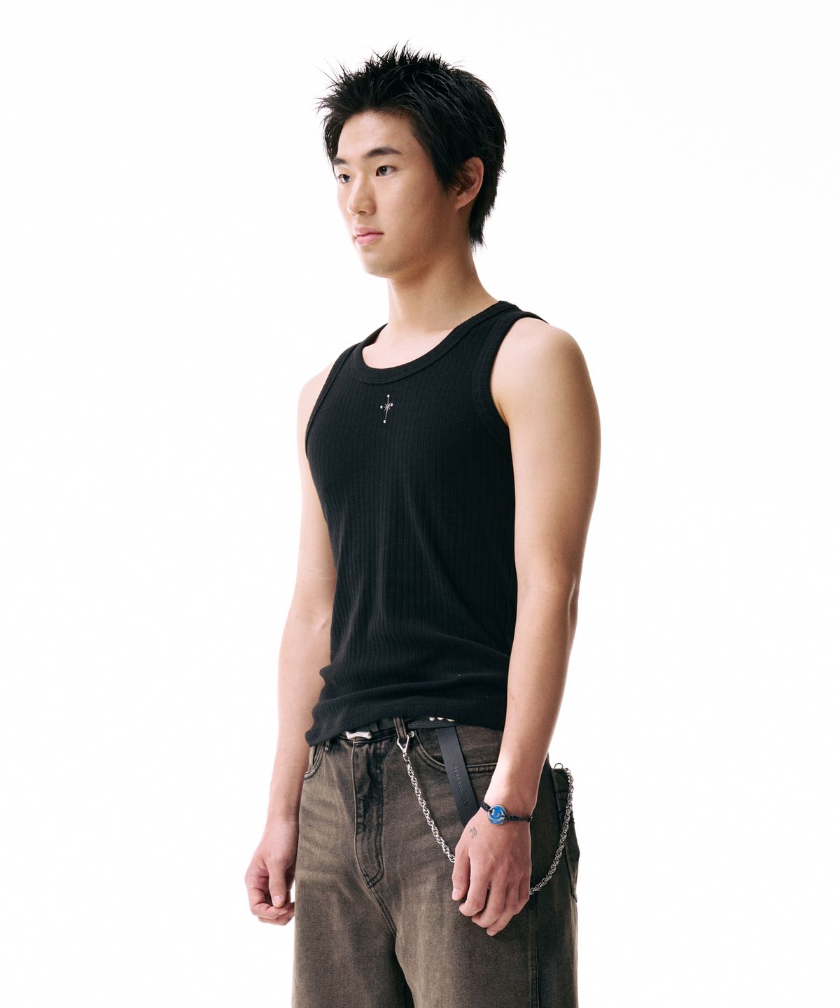 이우가마카라스(IUGAMAKARAS) Studded Sleeveless (Black)