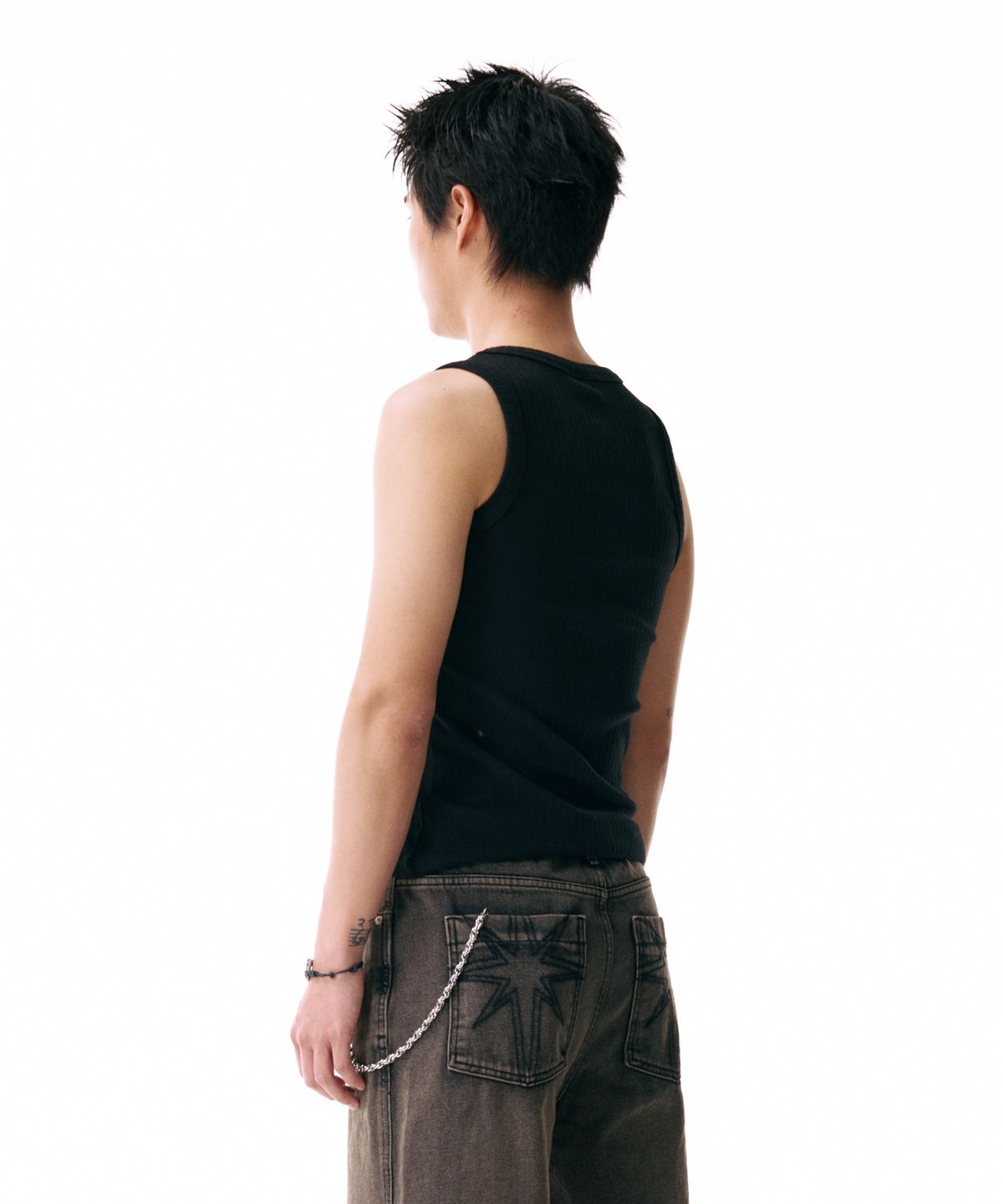 이우가마카라스(IUGAMAKARAS) Studded Sleeveless (Black)