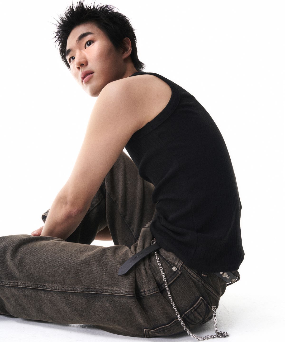 이우가마카라스(IUGAMAKARAS) Studded Sleeveless (Black)
