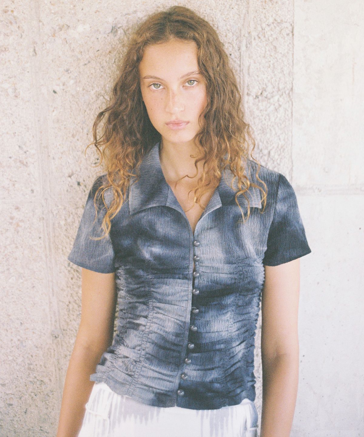 엔오르 스튜디오(ENOR STUDIO) TIE DYE SHIRRING BLOUSE - GREY