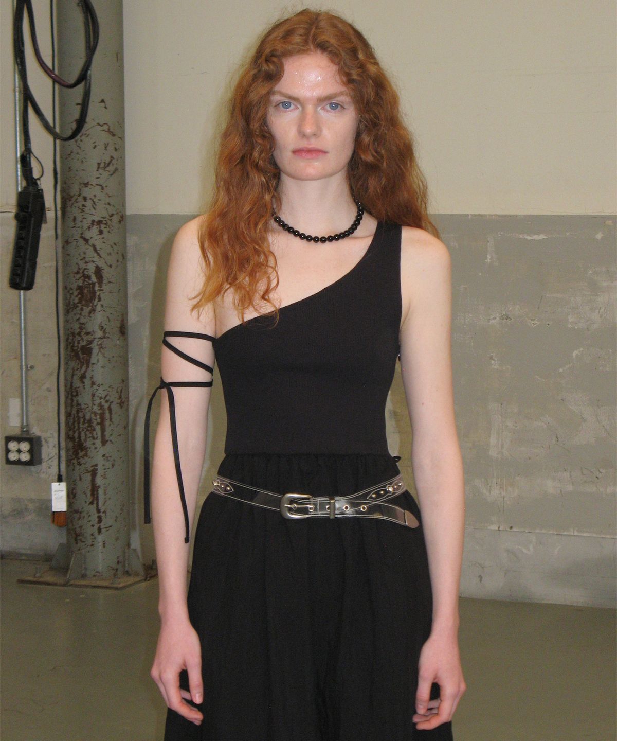 다이애그널(DIAGONAL) ONE OFF-SHOULDER LONG DRESS (black)