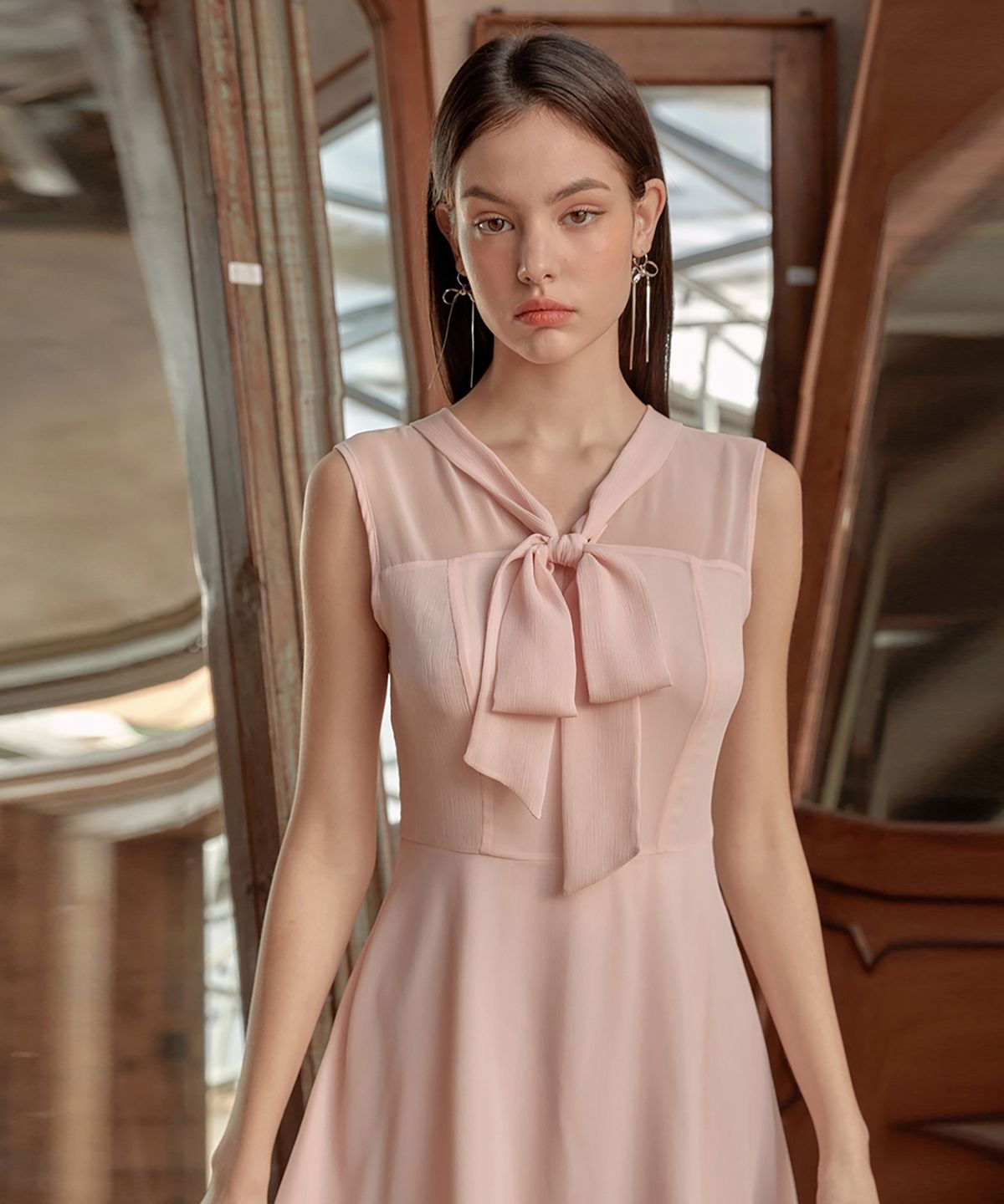 쥴리앤칼라(JULIY&CALLA) 24SS 칼라93 시크릿가든 민소매 주노 리본타이 원피스 핑크