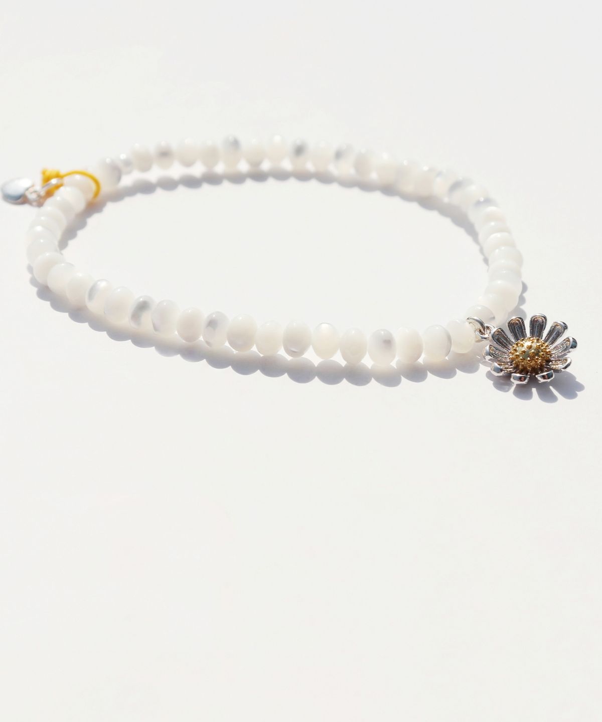 봉보(BONBEAU) Combi daisy charm mother of pearl beads Bracelet 자개 비즈 골드 실버925 참 데이지 팔찌