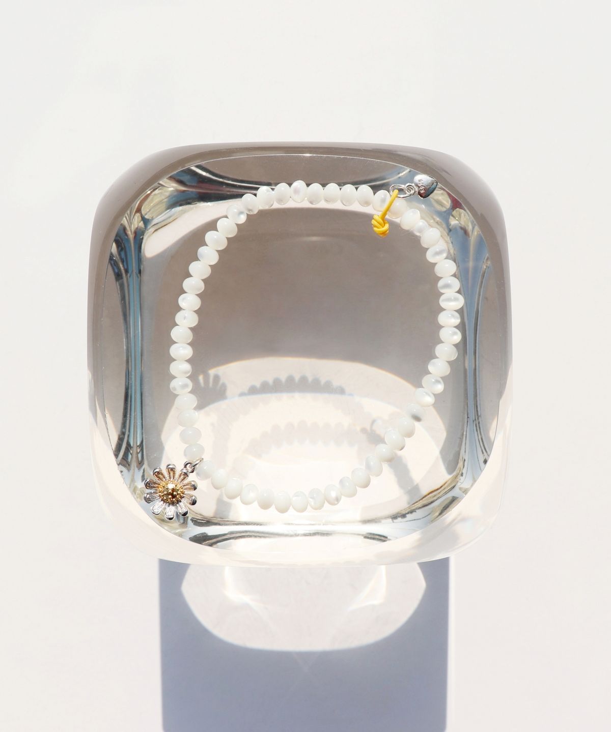 봉보(BONBEAU) Combi daisy charm mother of pearl beads Bracelet 자개 비즈 골드 실버925 참 데이지 팔찌