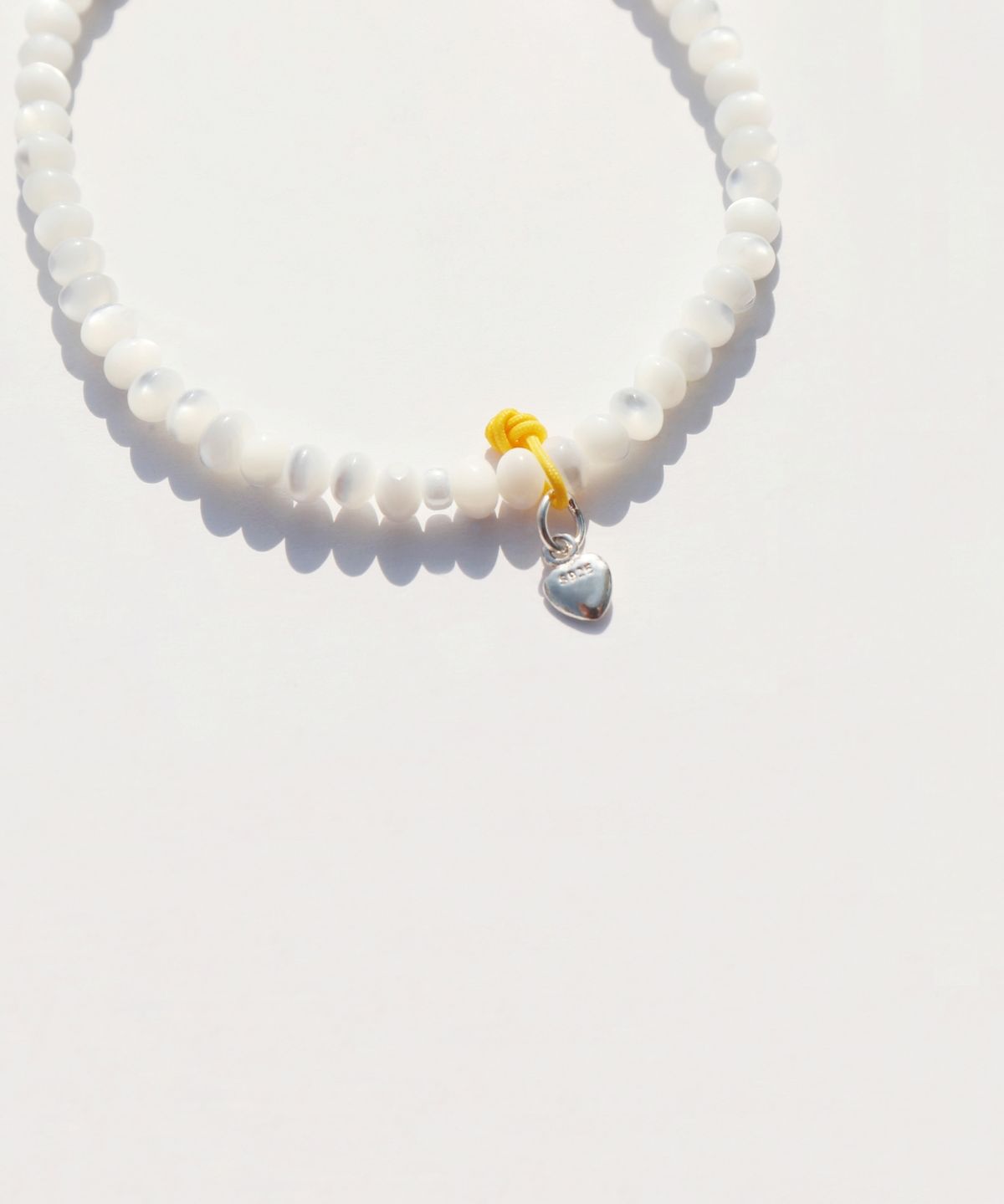 봉보(BONBEAU) Combi daisy charm mother of pearl beads Bracelet 자개 비즈 골드 실버925 참 데이지 팔찌