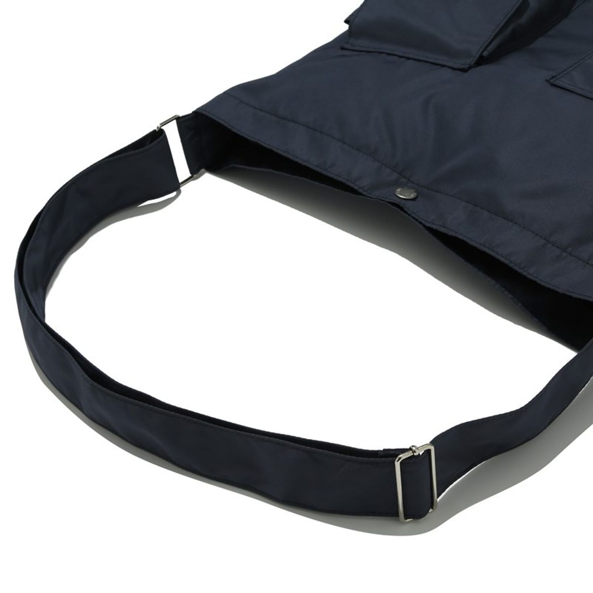 컬럼비아 유니버시티(COLUMBIA UNIVERSITY) SL-LABEL FRONT POCKET CROSS BAG 크라운네이비
