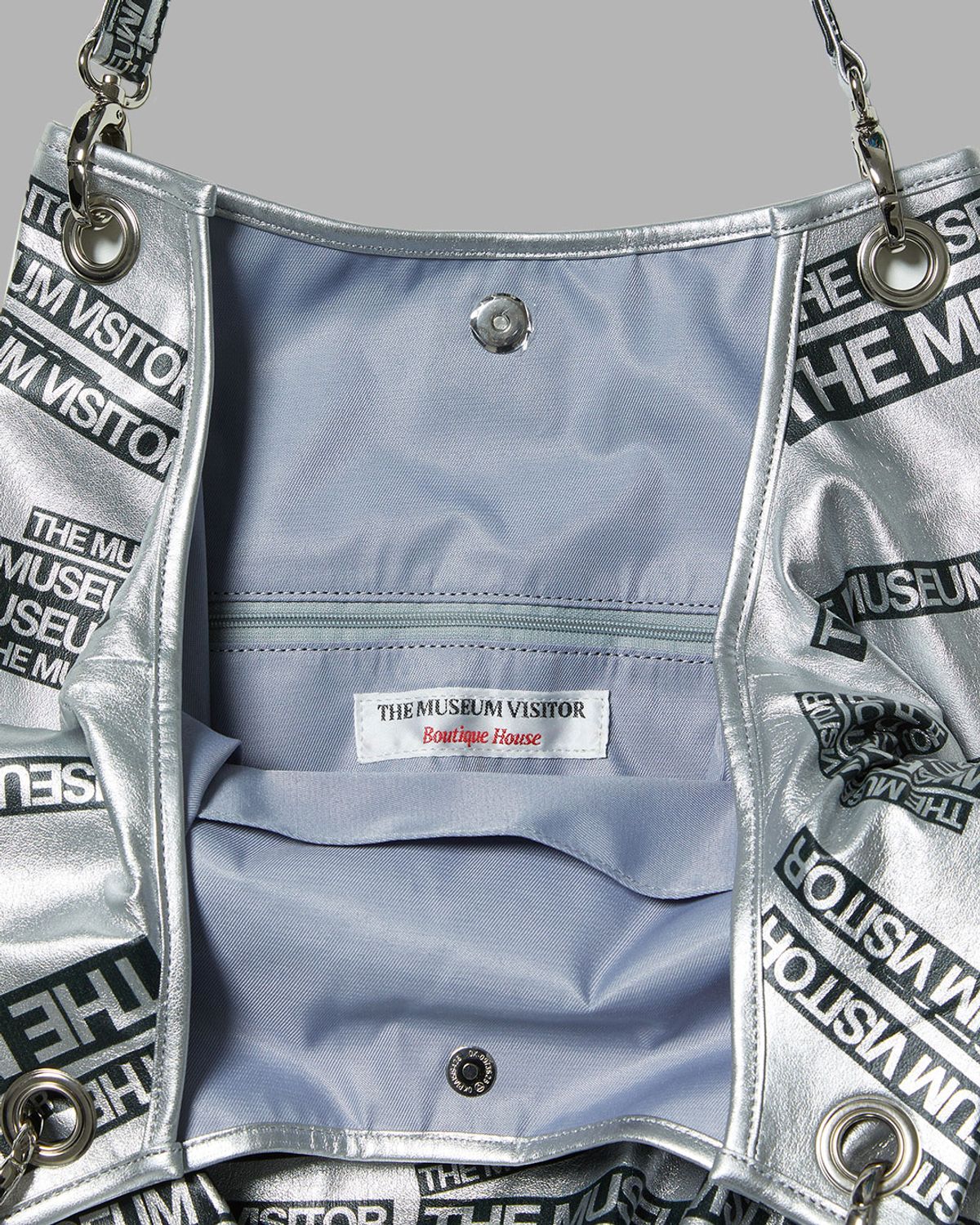 더뮤지엄비지터(THEMUSEUMVISITOR) THE MUSEUM VISITOR LOGO PRINTED TOTEBAG (SILVER)