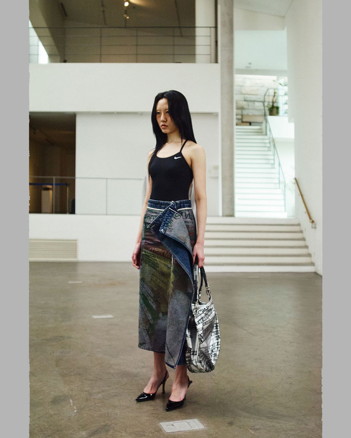 더뮤지엄비지터(THEMUSEUMVISITOR) THE MUSEUM VISITOR LOGO PRINTED TOTEBAG (SILVER)