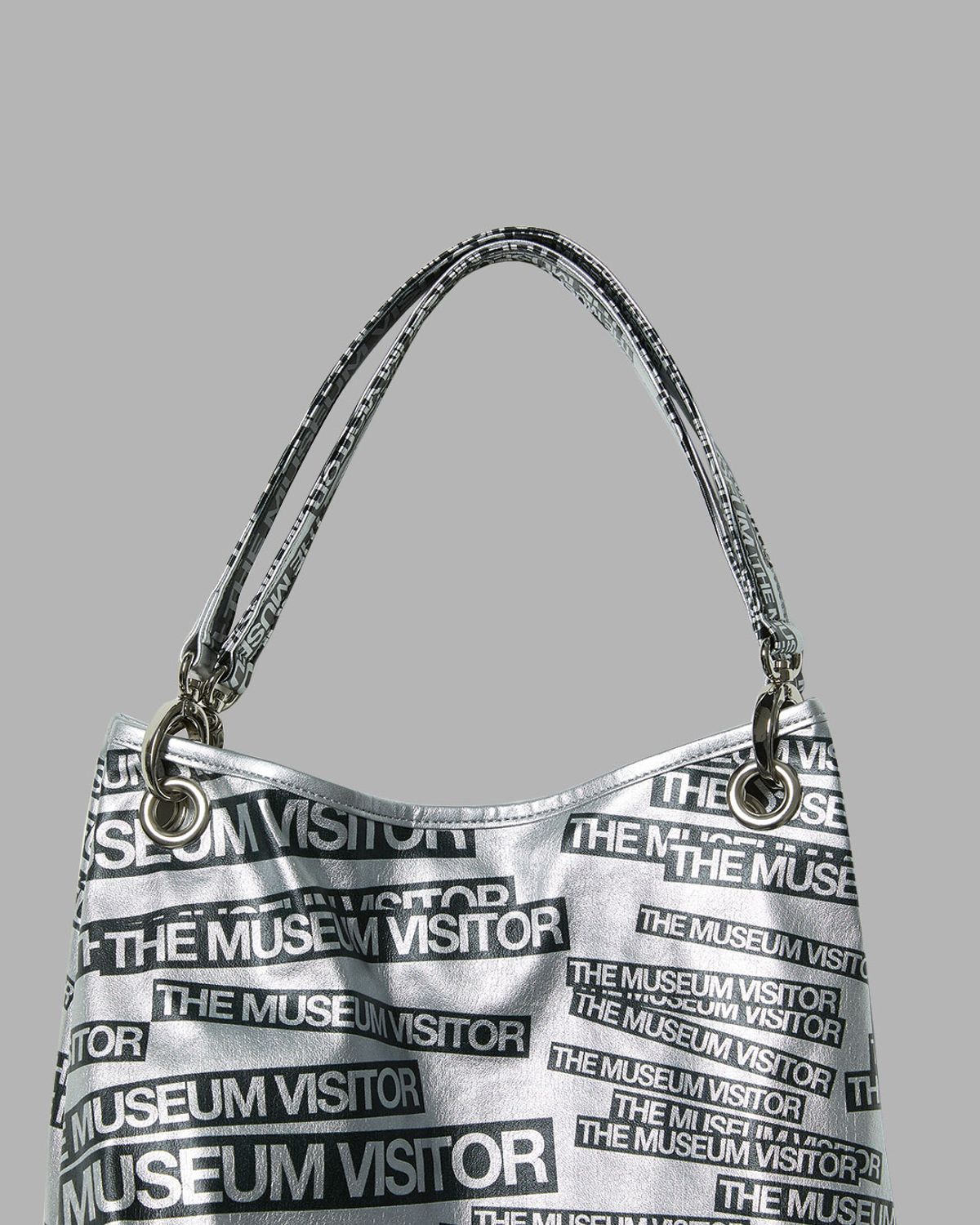 더뮤지엄비지터(THEMUSEUMVISITOR) THE MUSEUM VISITOR LOGO PRINTED TOTEBAG (SILVER)