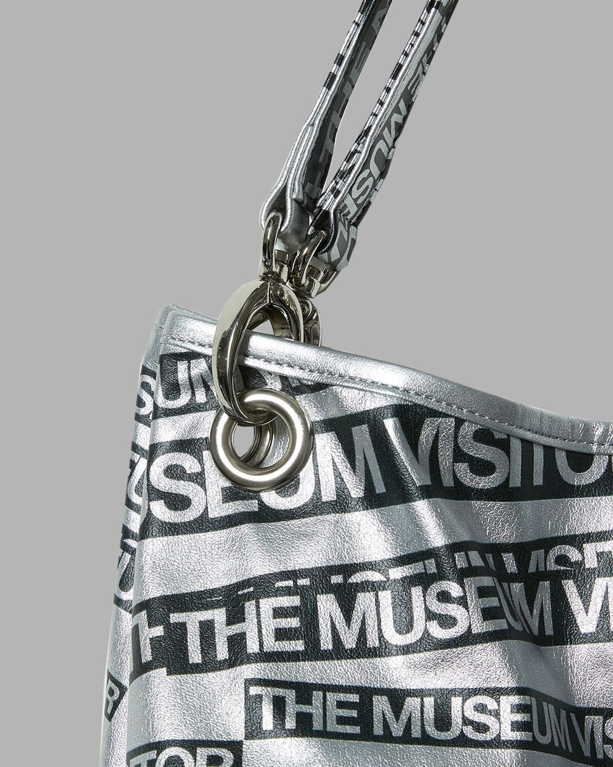 더뮤지엄비지터(THEMUSEUMVISITOR) THE MUSEUM VISITOR LOGO PRINTED TOTEBAG (SILVER)
