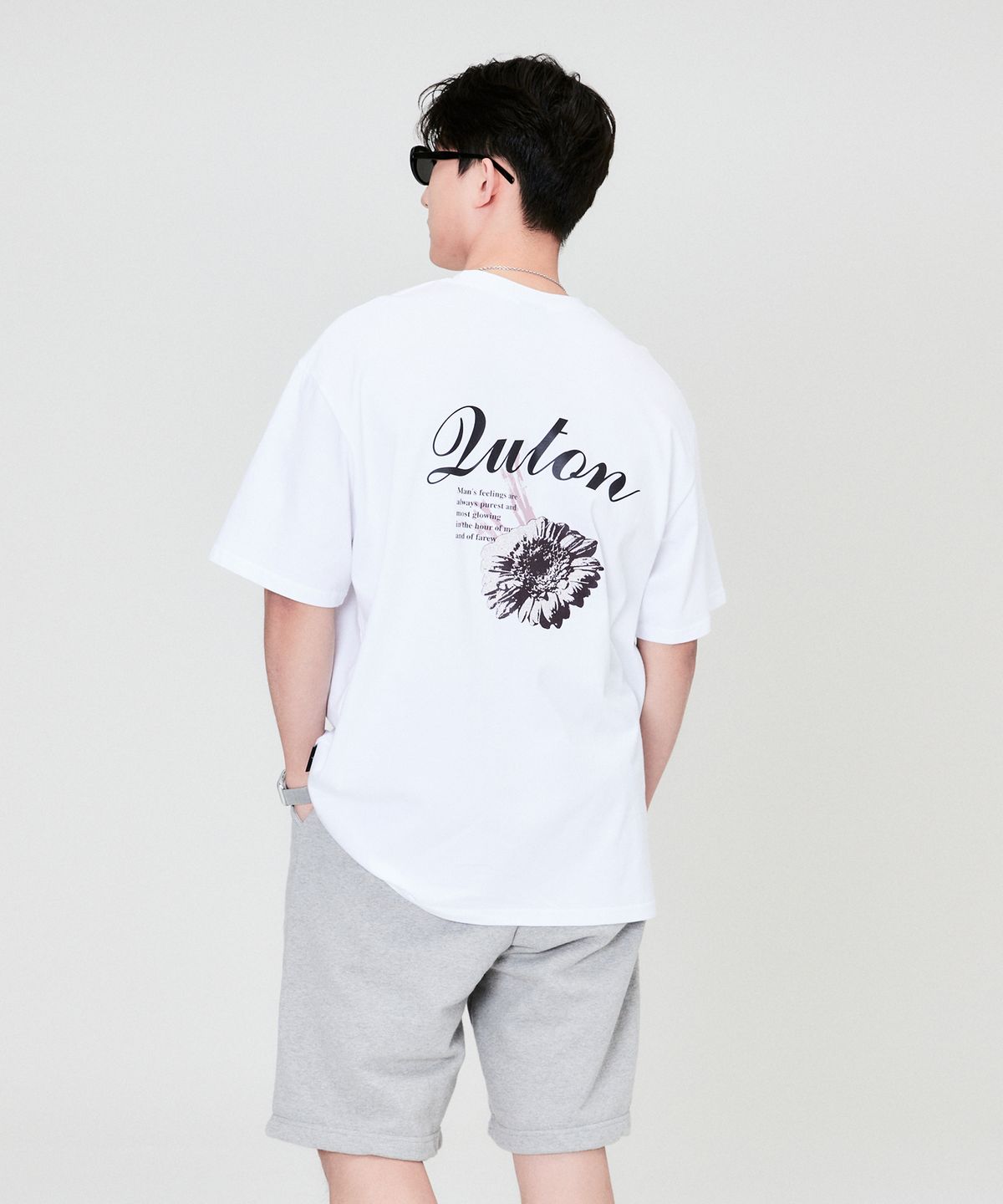 쿠톤(QUTON) 다크그레이플라워 오버핏 헤비 반팔티셔츠_ 화이트