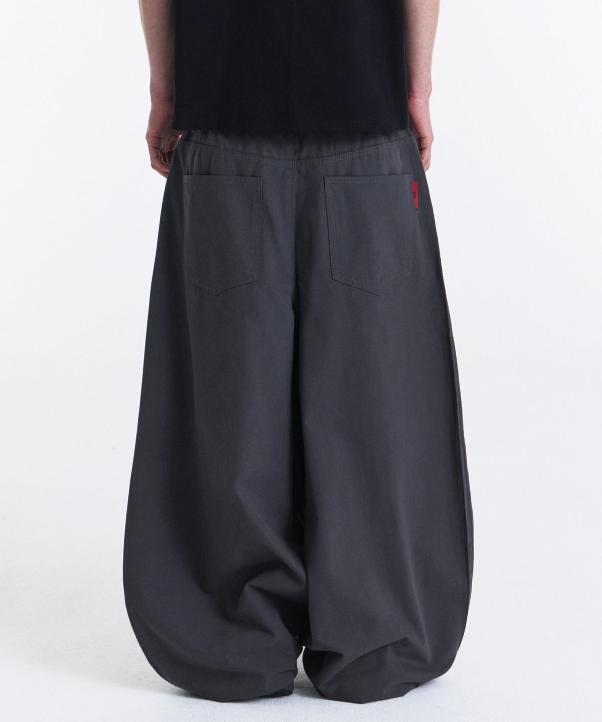 기철(KICHUL) EASY OR EASY BALLOON PANTS (DARK GREY)