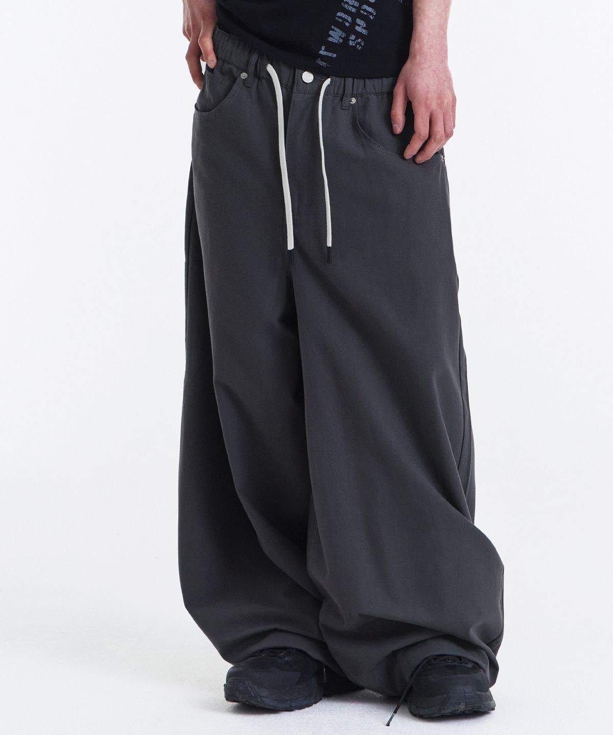 기철(KICHUL) EASY OR EASY BALLOON PANTS (DARK GREY)