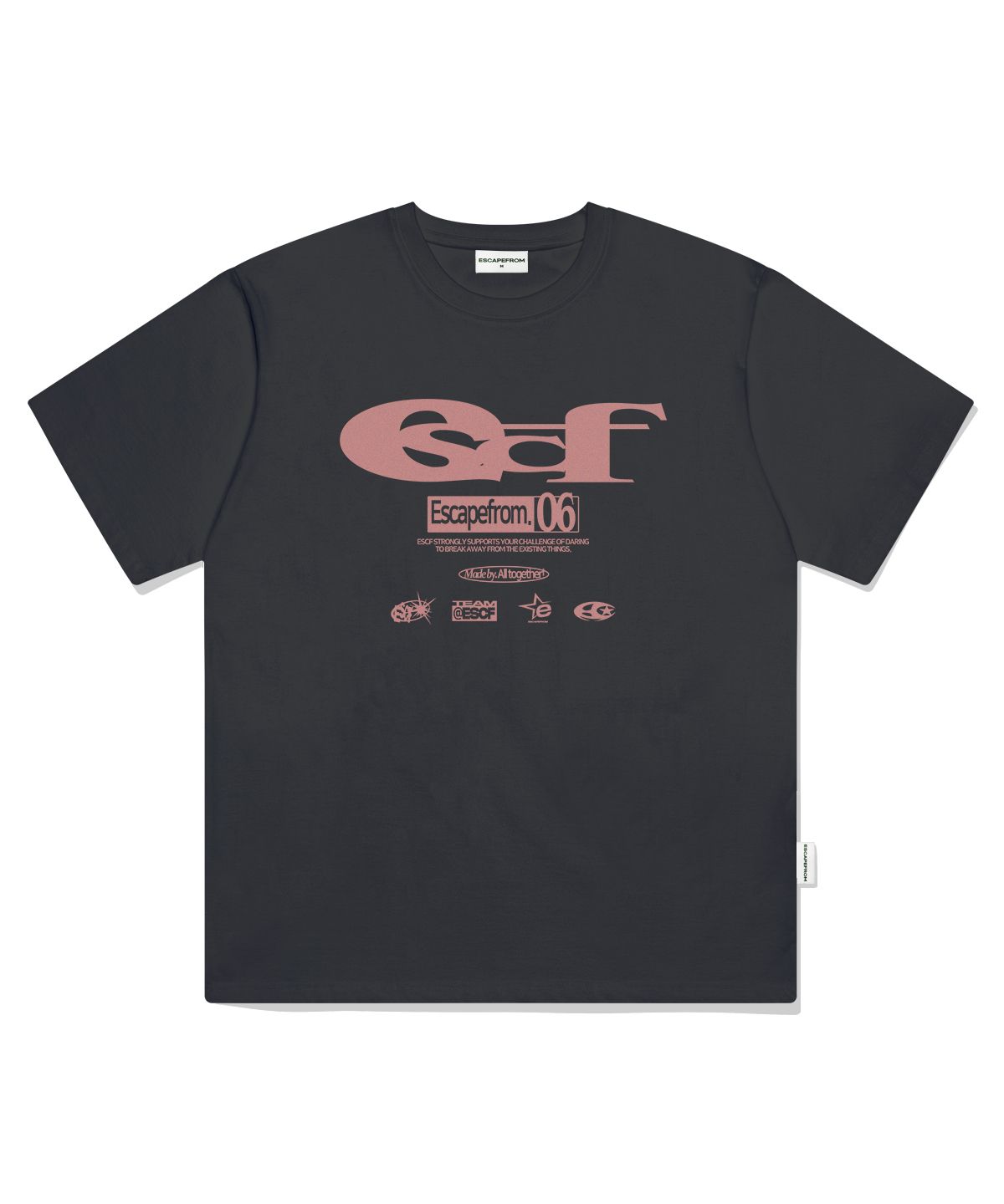 이스케이프프롬(ESCAPEFROM) ESCF 로고 콜라주 프린트 오버핏 반팔티 차콜