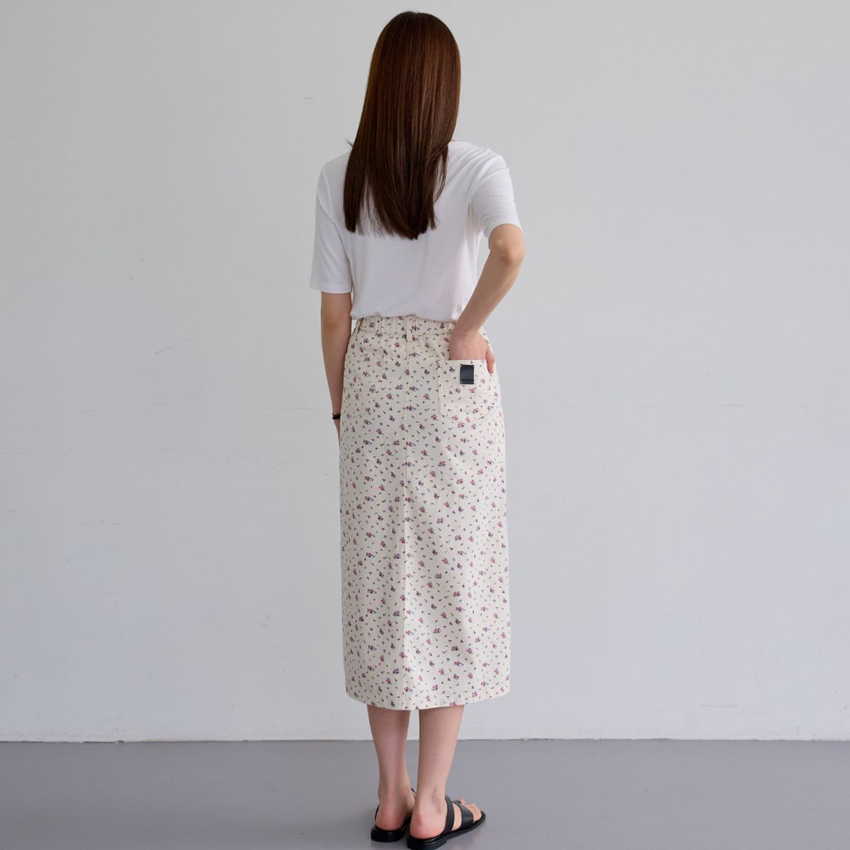 에이앤레이(AEIREI) AR_Front slit floral skirt