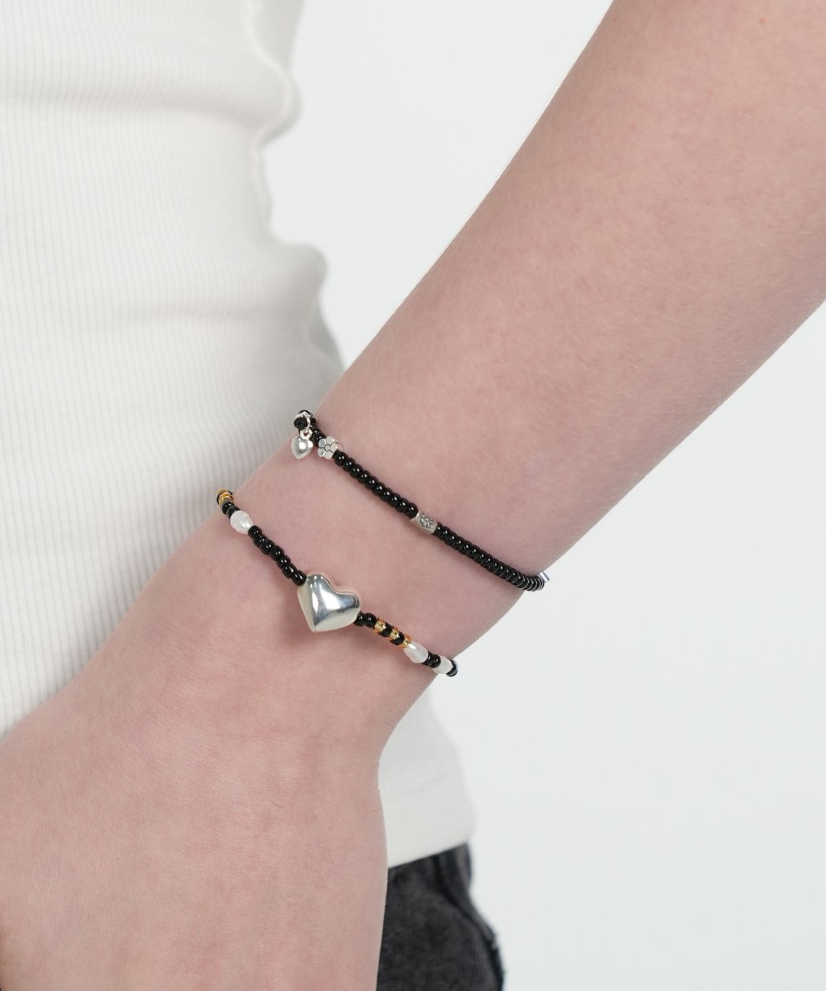 봉보(BONBEAU) Silver flower charms black beads Bracelet 실버 플라워 꽃 참 블랙 비즈 밴딩 팔찌