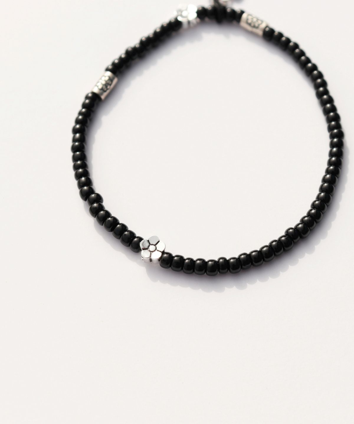 봉보(BONBEAU) Silver flower charms black beads Bracelet 실버 플라워 꽃 참 블랙 비즈 밴딩 팔찌