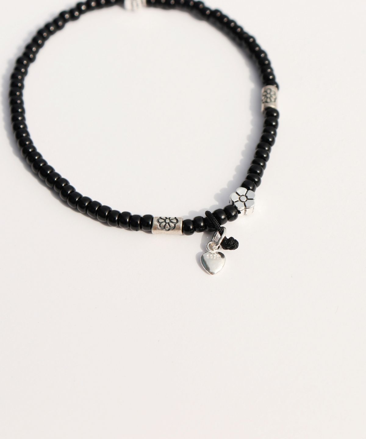 봉보(BONBEAU) Silver flower charms black beads Bracelet 실버 플라워 꽃 참 블랙 비즈 밴딩 팔찌