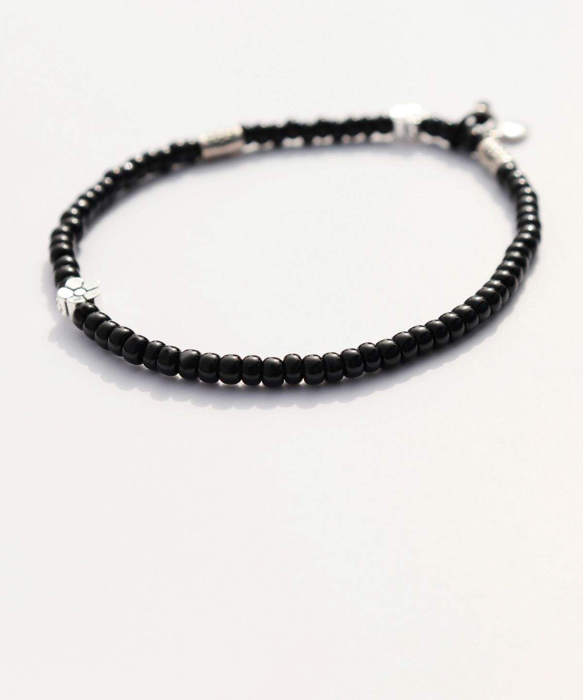 봉보(BONBEAU) Silver flower charms black beads Bracelet 실버 플라워 꽃 참 블랙 비즈 밴딩 팔찌