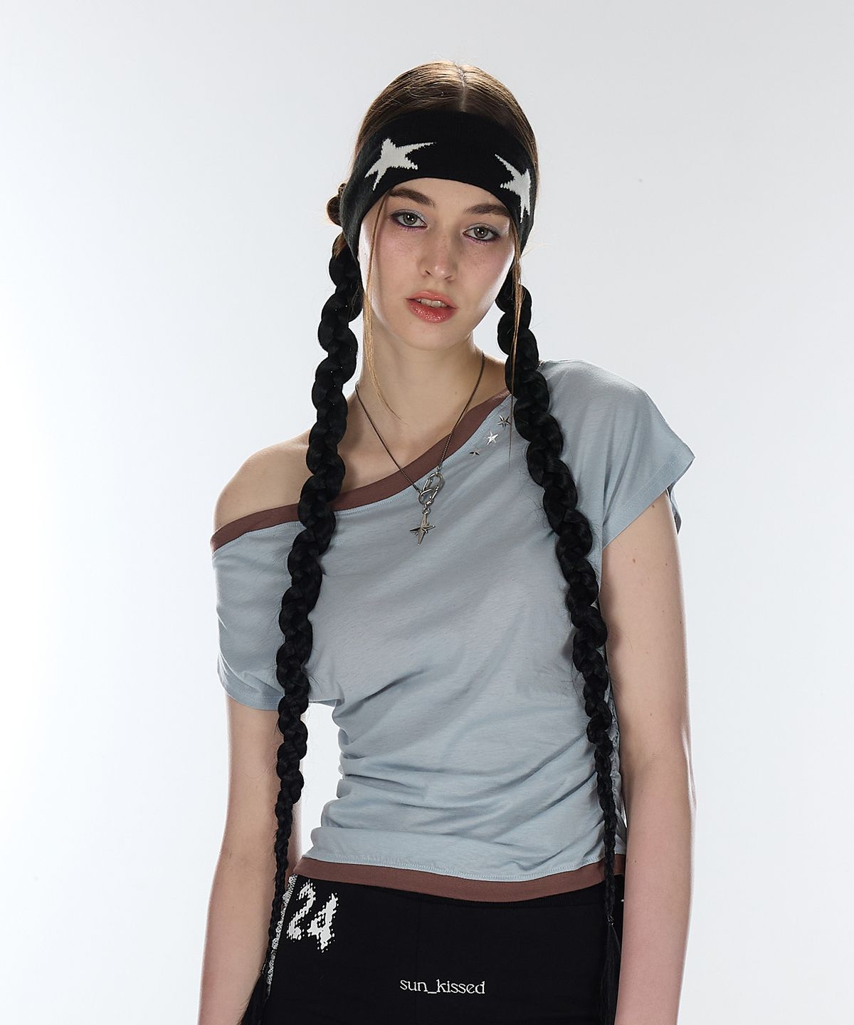 라티젠(LARTIGENT) L12 ONE-SHOULDER BOATNECK TOP(SKY BLUE)