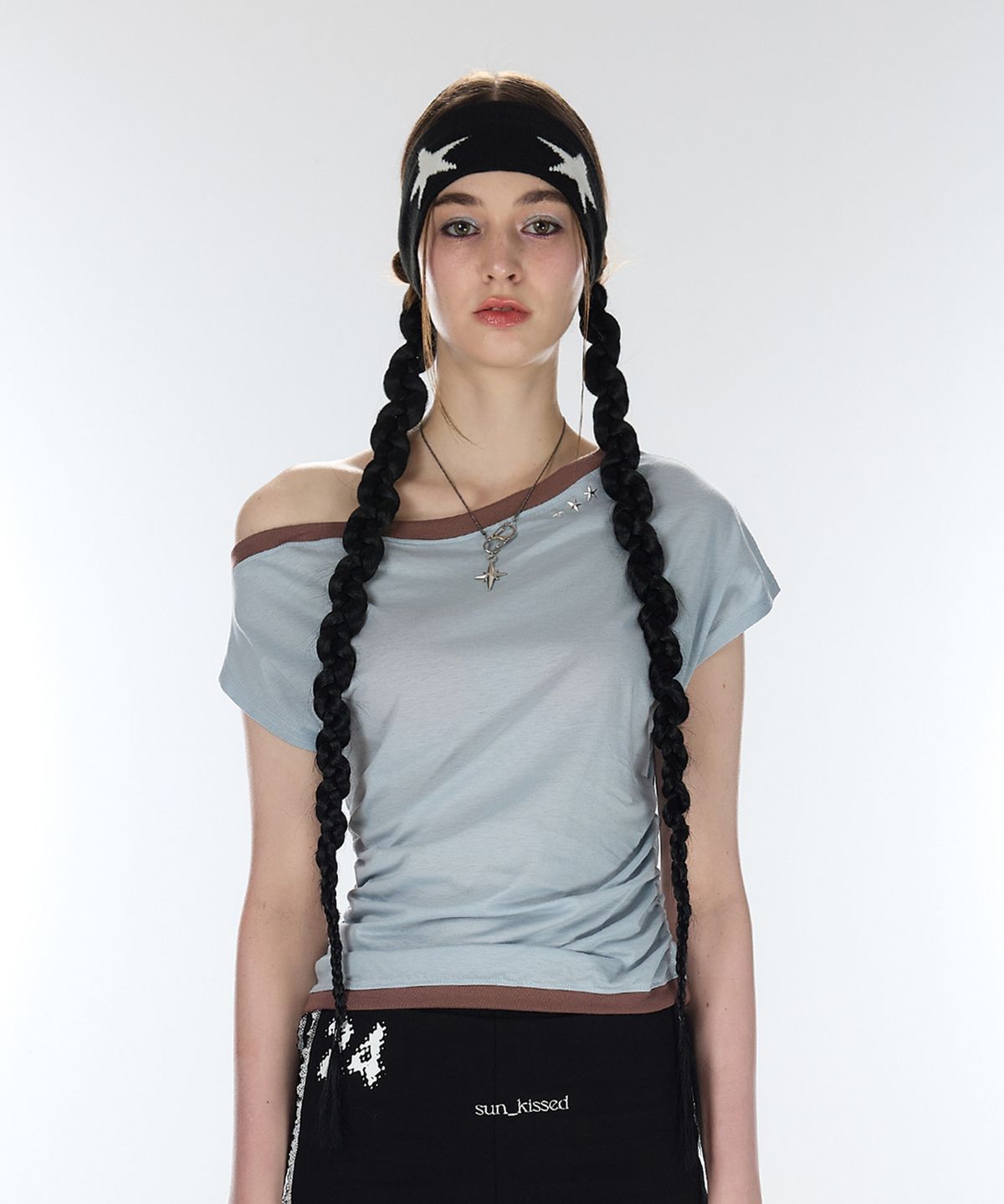 라티젠(LARTIGENT) L12 ONE-SHOULDER BOATNECK TOP(SKY BLUE)
