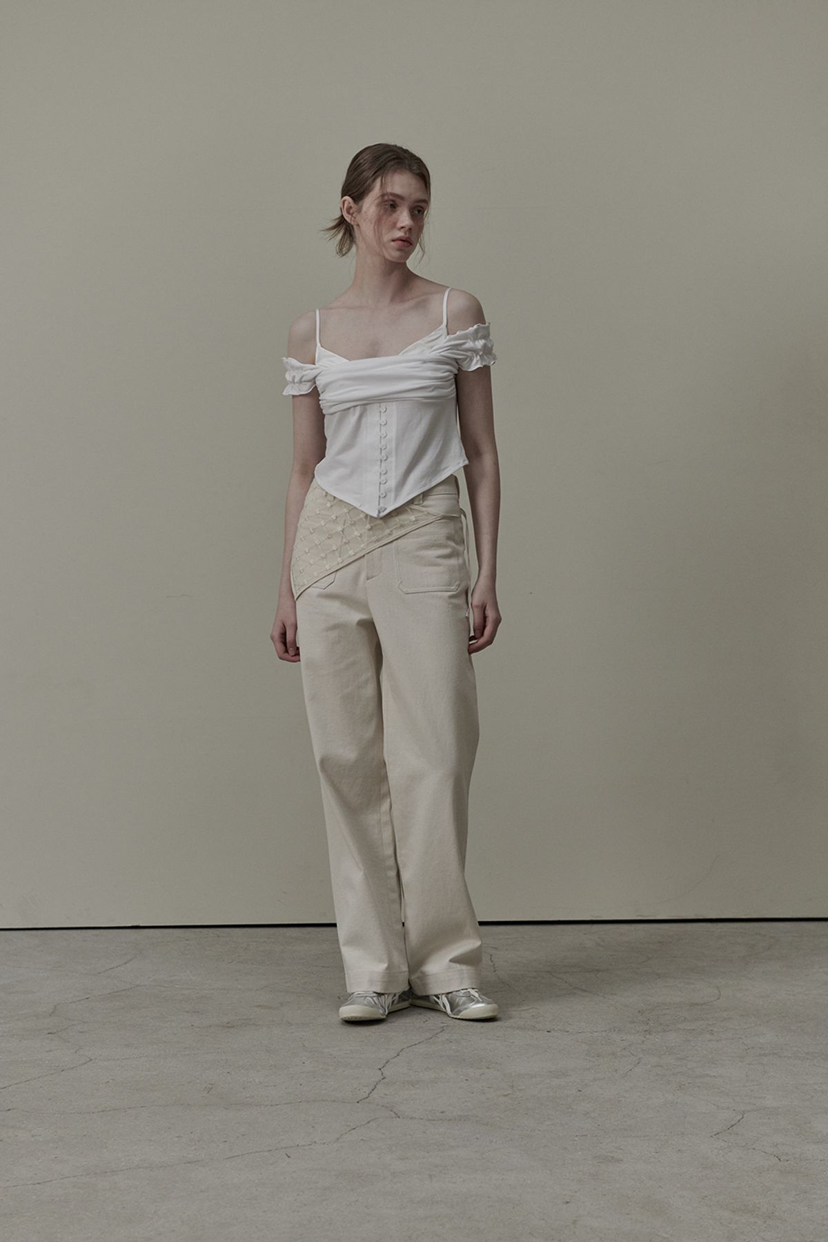 마우솔레움(MAU SOLEUM) Ivy Layered Off Shoulder Button T-Shirt - White