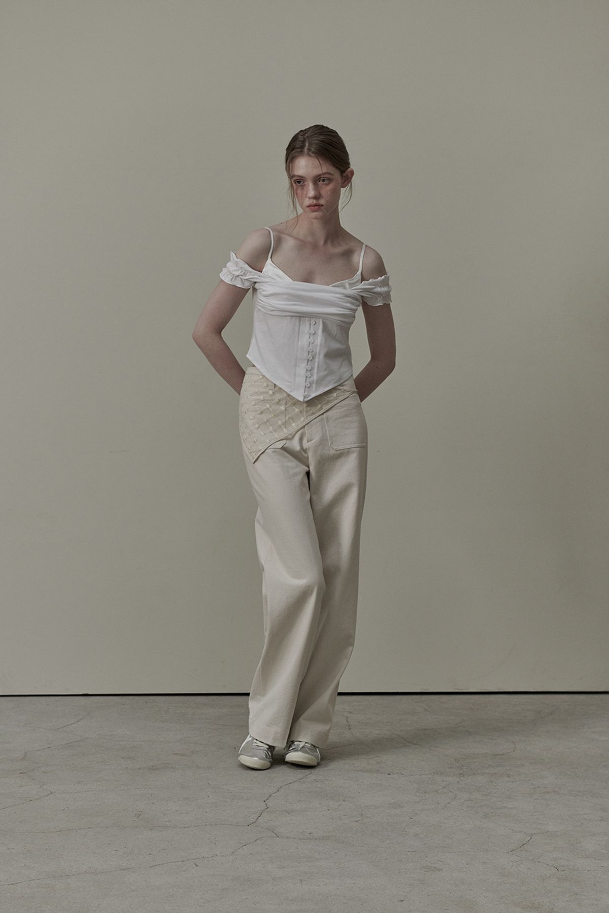마우솔레움(MAU SOLEUM) Ivy Layered Off Shoulder Button T-Shirt - White