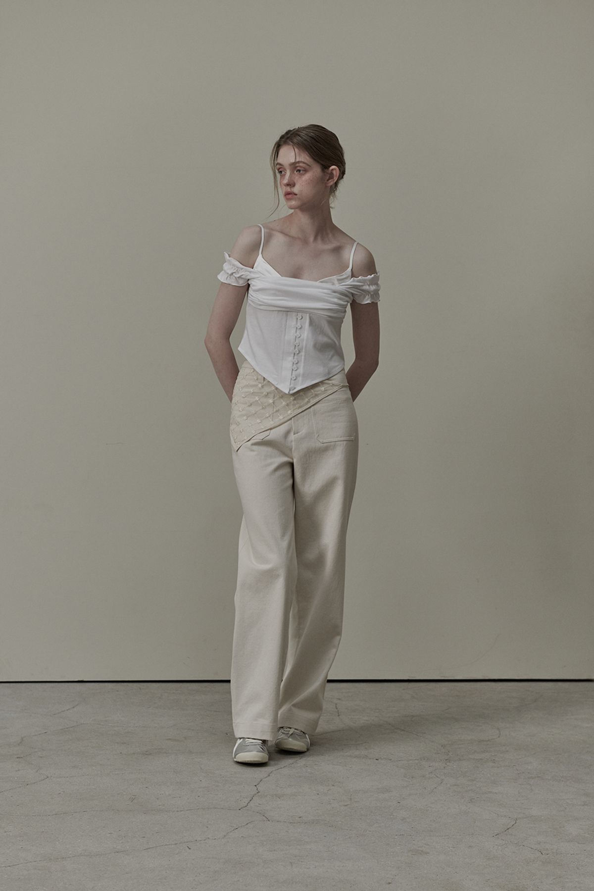 마우솔레움(MAU SOLEUM) Ivy Layered Off Shoulder Button T-Shirt - White