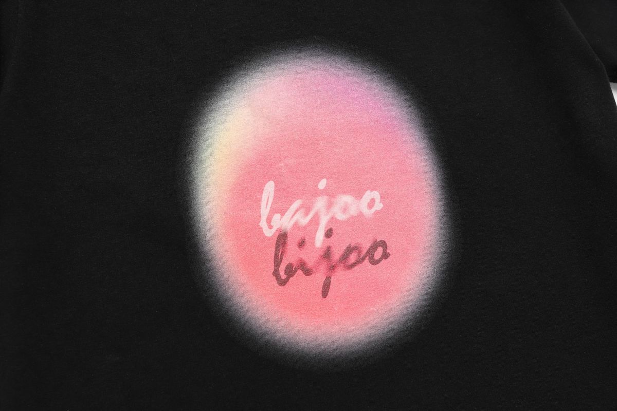 바쥬비쥬(BAJOO BIJOO) LETTERING LOGO CROP T-SHIRT [BLACK]