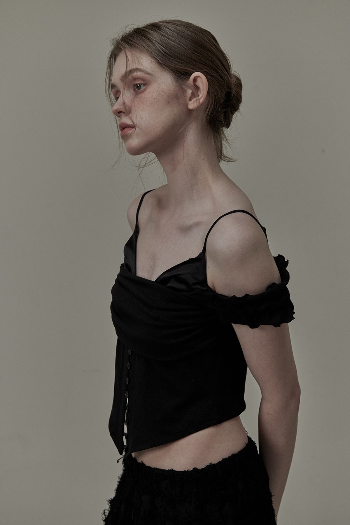 마우솔레움(MAU SOLEUM) Ivy Layered Off Shoulder Button T-Shirt - Black