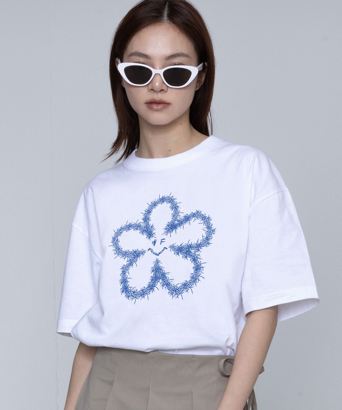 그레이버(GRAVER) [UNISEX]가시 플라워 반팔티_화이트